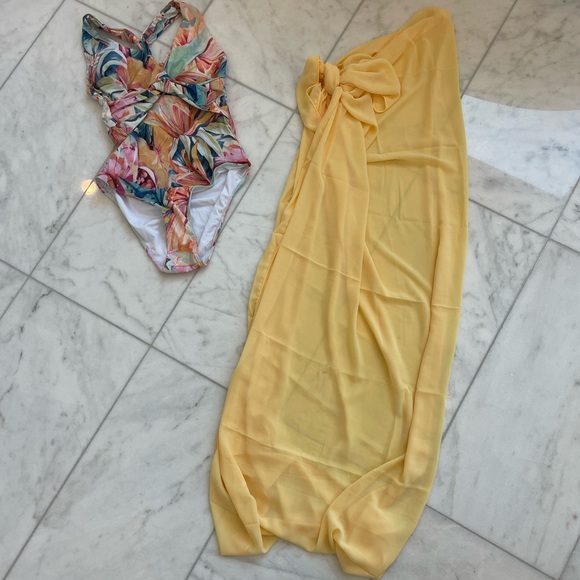 Floral Printed One Piece Swimsuit and Floral Print Sarong, Size Medium - Picture 5 of 5